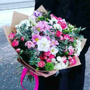 Сборный букет роз и хризантем с оформлением R80